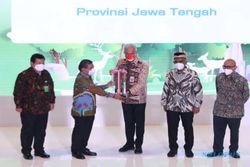 Ganjar Pranowo Terima Penghargaan Green Leadership Nirwasita Tantra