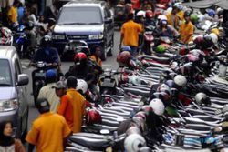 Nuthuk Tarif Parkir Rp25.000/Mobil di Sarkem, 2 Jukir Ditangkap Polisi