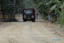Truk Tanah Uruk Tol Lalu-Lalang di Klaten, Jalan 2,5 Km di Bayat Ambyar