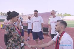 Romantis! Pendukung AS Roma Ini Lamar Pacarnya di Depan Jose Mourinho