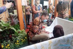 Solo Batik Carnival Meriah, Delegasi G20 Keasyikan Belajar Membatik