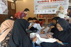 ISI Solo dan Komunitas Nunggak Semi Ciptakan Batik Kreasi di Parangjoro
