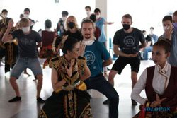 Olimpiade Informatika Sekaligus Belajar Seni dan Budaya Indonesia