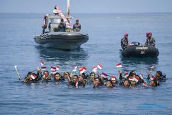 Peringatan HUT RI, TNI AL Kibarkan Bendera di Bawah Laut di 77 Lokasi