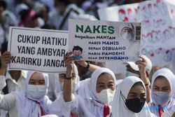 Tuntut Diangkat Jadi ASN & PPPK, Ribuan Nakes Jabar Demo di Gedung Sate