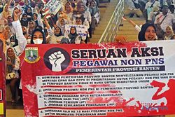 Ribuan Pegawai Honorer Pemprov Banten Demo Tuntut Diangkat Jadi PNS