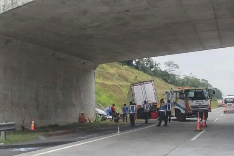 Truk Kargo Tabrak Truk Tangki di Tol Semarang-Solo, 2 Orang Meninggal