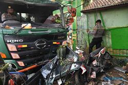 Kecelakaan Maut Truk Trailer Tabrak Tower di Bekasi, 10 Orang Meninggal