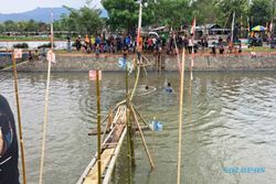 Byur! Peserta Lomba Meniti Bambu di Kalijaran Klaten Tercebur di Sungai