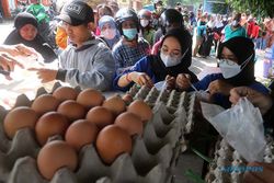 Harga Telur dan Beras Tinggi, Ratusan Warga Serbu Operasi Pasar di Kediri