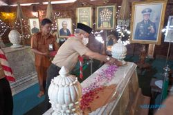 Pramuka Kwarda Jateng dan Kwarcab Karanganyar Ziarah ke Makam Soeharto
