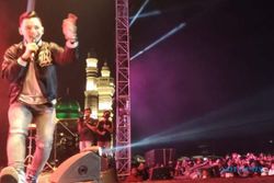 Dory Harsa Buka Konser Gebyar Merah Putih dengan "Sing Tak Sayang Ilang"