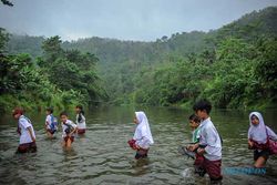 Potret Perjuangan Siswa di Cianjur Jabar Seberangi Sungai ke Sekolah