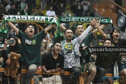 Aksi Bonek Punguti Sampah Bikin Pelatih Persebaya Terenyuh