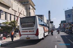 Nekat Lewat Koridor Gatsu Solo, 2 Bus AKDP Disetop Dishub dan Ditilang