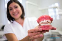 Bisakah Pasang Gigi Palsu Pakai BPJS Kesehatan?