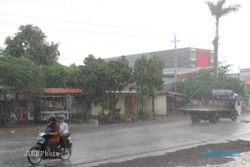 Sore Hujan Disertai Petir, Prakiraan Cuaca Sukoharjo Hari Ini Tak Bersahabat