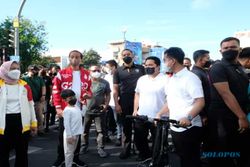 Senangnya Anak-Anak Dapat Balon dari Presiden Jokowi