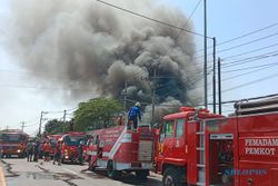 Gudang Rongsok di Kebakkramat Terbakar, 7 Unit Damkar Didatangkan