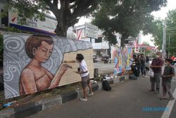 Keren! Sekelompok Seniman Muda Solo Ubah Tirai Bambu Jadi Mural Batik Cantik
