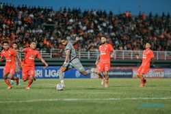 Persebaya Dikalahkan Borneo FC 1-2, Aji Santoso Sesalkan Keputusan Wasit
