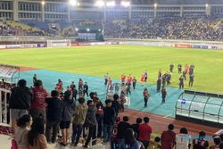 Persis Solo Quattrick Kekalahan, "JFT Out" Bergema di Stadion Manahan