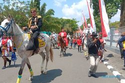 Di Karnaval Jalan Kaki, Bupati & Pejabat Karanganyar Naik Kuda