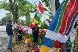 Curhat Penjual Bendera di Klaten, Pembeli Sering Ngawur saat Menawar