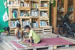 Guru SMP di Sragen ini Manfaatkan Barang Bekas Buat Taman Bacaan