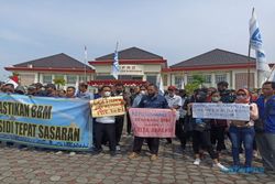 Tolak Kenaikan BBM, Ratusan Buruh Demo di Kantor DPRD Sukoharjo