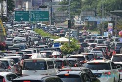 Mobil Terjebak Kemacetan, Ini Caranya Agar Tak Boros BBM