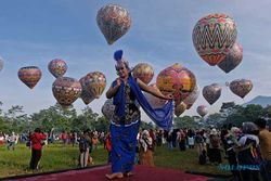 Wow! Puluhan Balon Tradisonal Diterbangkan Bentuk Formasi Ikon Wisata Wonosobo