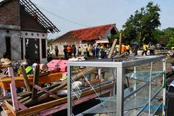 Bencana Angin Kencang Terjang 2 Desa di Madiun, 53 Rumah Rusak