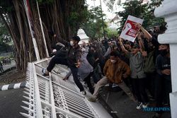 Demo Kenaikan Harga BBM Ricuh, Massa Robohkan Pagar Gedung DPRD Yogyakarta