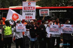 Demo Tolak Harga BBM Naik, Kader PKS Soloraya Longmarch Sriwedari-Gladak