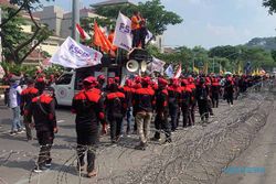 Tolak Kenaikan Harga BBM, Mahasiswa & Buruh Demo di Kantor Gubernur Jateng
