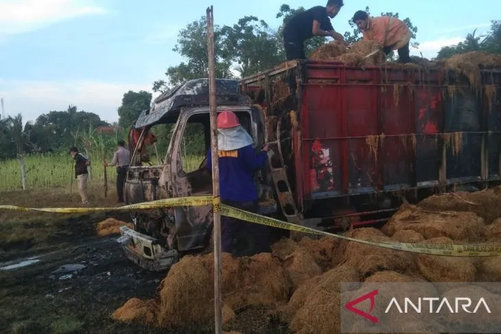 Ngeri! Massa Bakar Truk Pengangkut Tembakau Jawa di Pamekasan