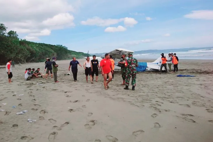 Pesawat Latih Mendarat Darurat di Pantai Ngagelan Banyuwangi, 2 Awak Terluka