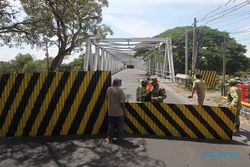 Lantai Jembatan Mojo Solo Mulai Dibongkar, Pekerja Ngebut hingga Malam Hari