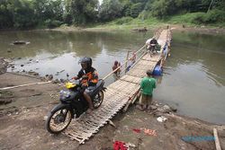 Licin-Berbahaya, Lewat Jembatan Sesek Bengawan Solo saat Hujan bak Uji Nyali