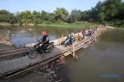 Sensasi Lewat Jembatan Sasak Bengawan Solo saat Ramai, Berasa Naik Kora-Kora