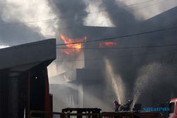 Gudang JNE di Depok Jabar Terbakar, Belasan Mobil Pemadam Dikerahkan