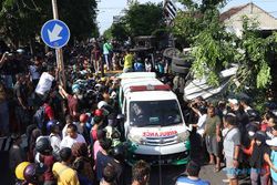 Truk Tangki BBM Tabrak Warung & Pemotor di Banyuwangi, 4 Orang Meninggal