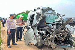 Kecelakaan Maut Minibus Tabrak Truk di Tol Semarang-Batang, 7 Orang Meninggal