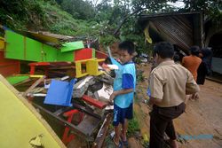 Longsor Hancurkan Bangunan Sekolah PAUD dan Tutup Akses Jalan di Padang