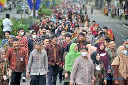Sambut Hari Batik, Ribuan ASN Promosikan Batik Jambi sebagai Kain Wastra