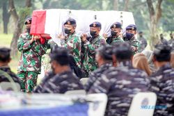 Pilot & Kopilot Pesawat Bonanza TNI AL Dimakamkan Berdampingan di Makam Bahagia