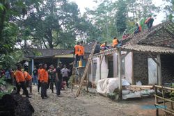 Sukarelawan Kerjo Karanganyar Rehab Rumah Penyandang Tunanetra