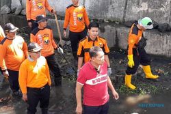 Ratusan Anggota Senkom Mitra Polri & Baguna Solo Bersih-Bersih Kali Pepe