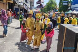 Meriahnya Kirab Budaya Jarwana, Paradenya Warga 3 Etnis di Jayengan Solo